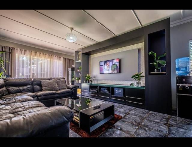 5 BEDROOM HOUSE FOR SALE IN RANDHART